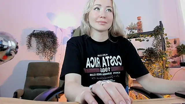 AstraMonroe Chat XXX in diretta