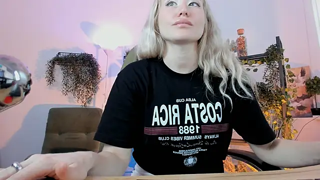 הופעת וובקאם של AstraMonroe
