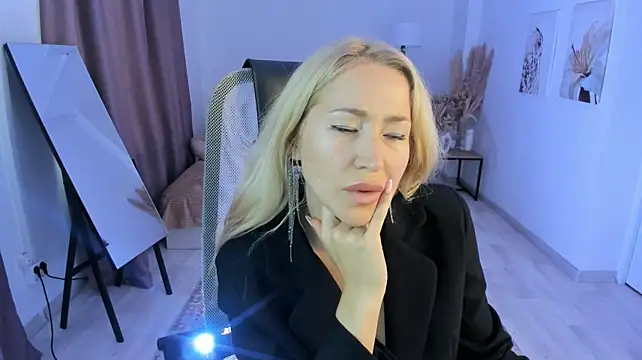 AstraMonroe Adlı Modelin Canlı XXX Sohbeti