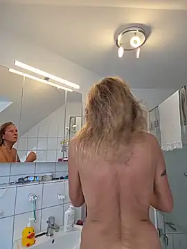 HotWifeLyn68 Webcam-Show