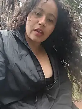 Yaya_watson: διαδικτυακό σόου στην κάμερα