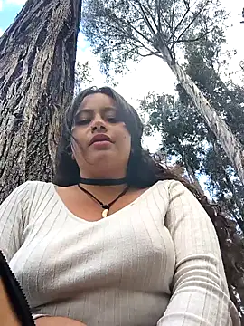 Yaya_watson: διαδικτυακό σόου στην κάμερα