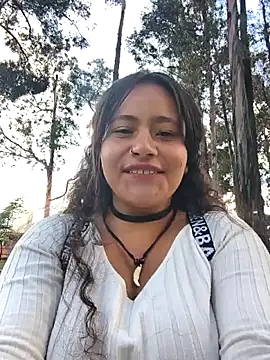 Yaya_watson: διαδικτυακό σόου στην κάμερα