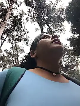 Yaya_watson: διαδικτυακό σόου στην κάμερα