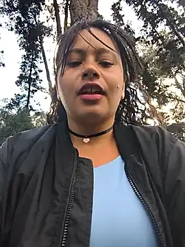 Yaya_watson: διαδικτυακό σόου στην κάμερα