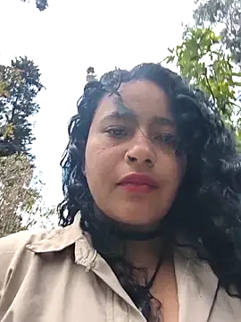 Yaya_watson: διαδικτυακό σόου στην κάμερα