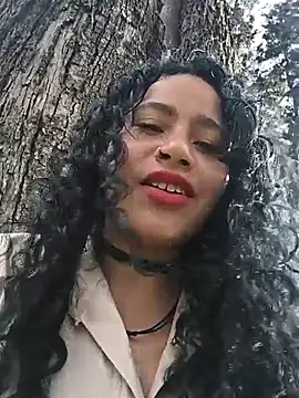 Yaya_watson: διαδικτυακό σόου στην κάμερα