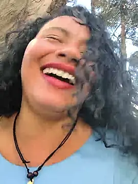 Yaya_watson: διαδικτυακό σόου στην κάμερα