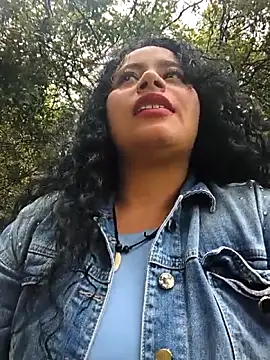 Yaya_watson: διαδικτυακό σόου στην κάμερα