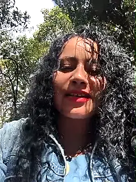 Yaya_watson: διαδικτυακό σόου στην κάμερα