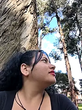 Yaya_watson: διαδικτυακό σόου στην κάμερα