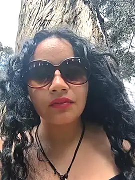 Yaya_watson: διαδικτυακό σόου στην κάμερα