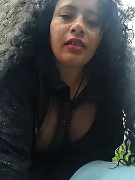 Yaya_watson: διαδικτυακό σόου στην κάμερα