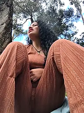 Yaya_watson: διαδικτυακό σόου στην κάμερα