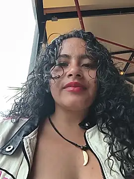 Yaya_watson: διαδικτυακό σόου στην κάμερα