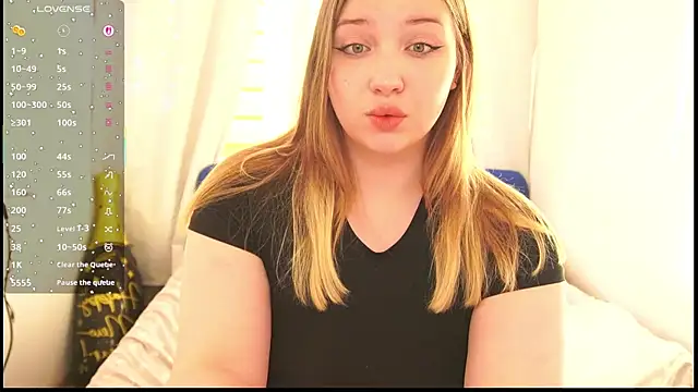 Show modela CuteSharloti na web-kameri