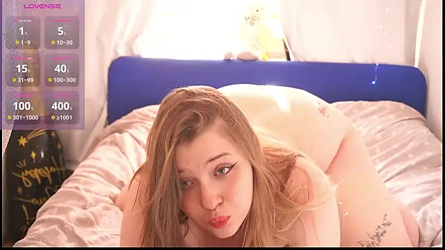 Show modela CuteSharloti na web-kameri