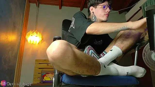 david_huge Show in webcam