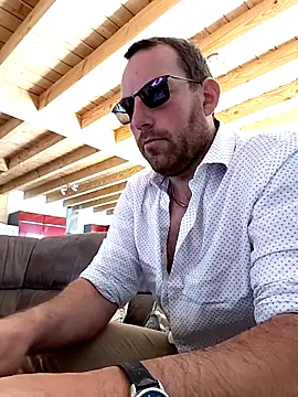 Pertunjukan Kamera Web BrunJulienMetis