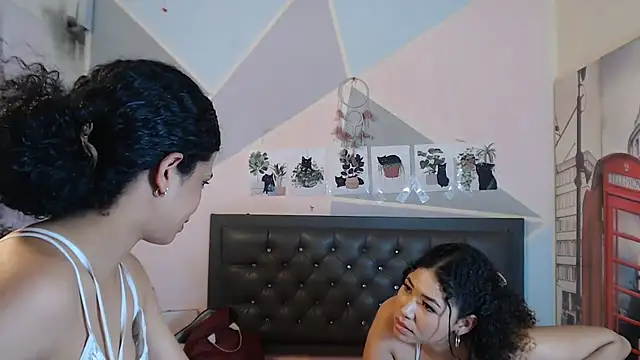 Adut_Akech Pertunjukan Webcam