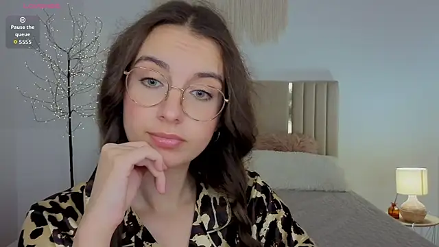 Real_cutie1 Show in webcam