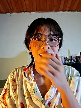 צ'אט XXX בשידור חי של Dolli_virginpussy