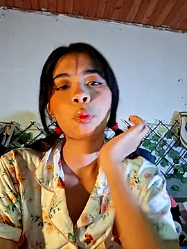 Dolli_virginpussy élő XXX-chatje