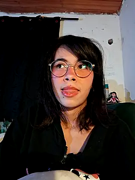 Dolli_virginpussy élő XXX-chatje