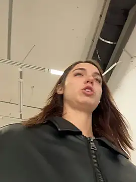 הופעת וובקאם של DollyTall