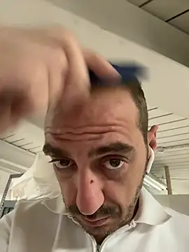 goncas23: διαδικτυακό σόου στην κάμερα