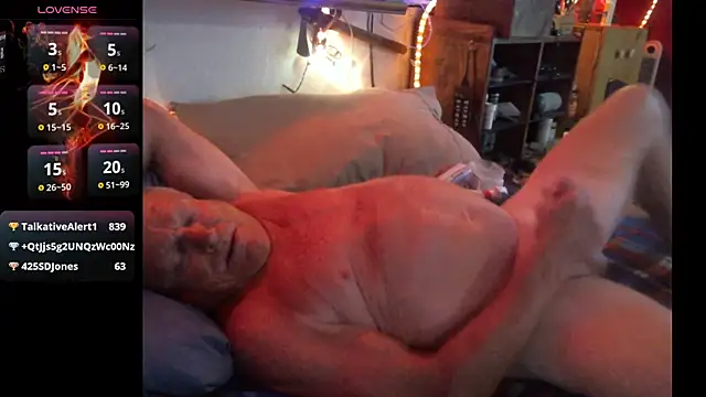 Pussyeat2please webkamerás műsora