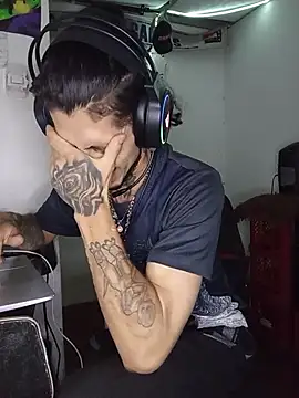 הופעת וובקאם של Tattoboy19cm