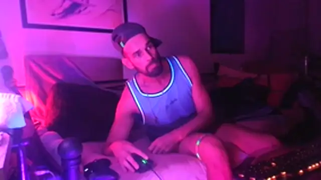 Guyst049 Show in webcam