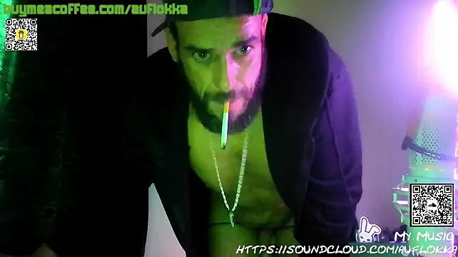 Guyst049 Show in webcam