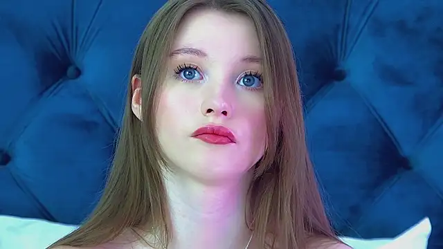 KeiraAsti Show in webcam