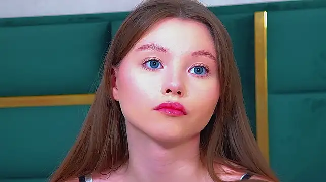 KeiraAsti Show in webcam