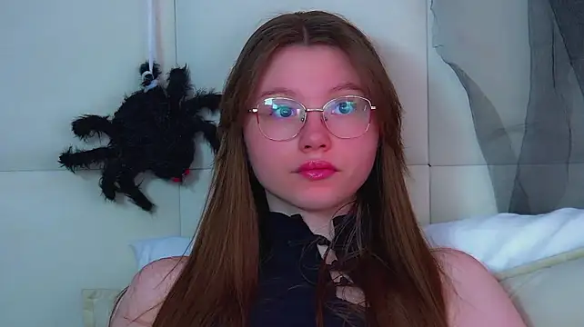 KeiraAsti Show in webcam