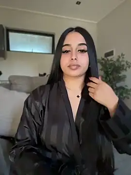 LilMisIndianx Show in webcam
