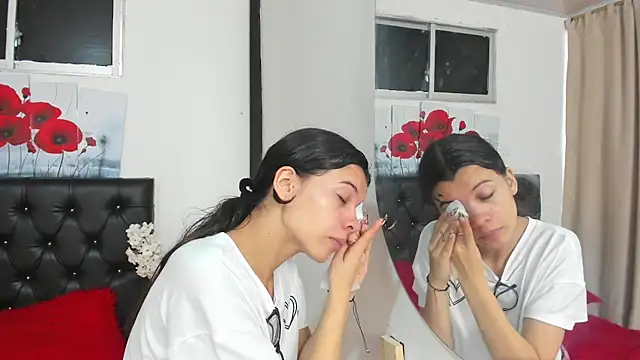 pinky_f00x's Live XXX Chat