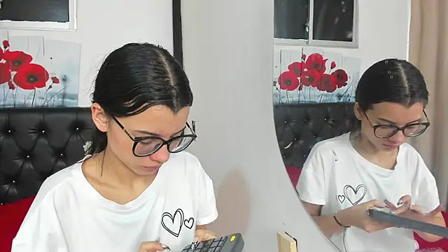 pinky_f00x's Live XXX Chat