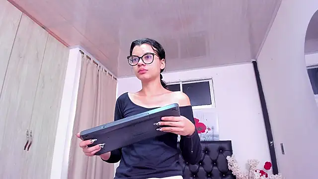 pinky_f00x's Live XXX Chat