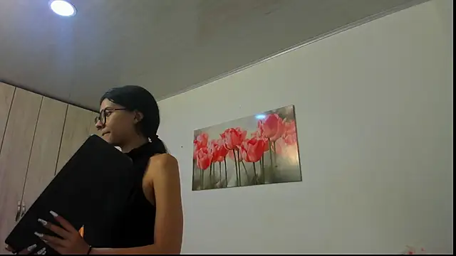 pinky_f00x's Live XXX Chat