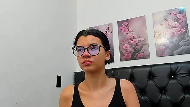 pinky_f00x's Live XXX Chat
