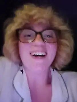 הופעת וובקאם של mcjbgfhgjhiiilllufjyf