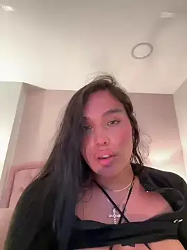 Bella__Wood: διαδικτυακό σόου στην κάμερα