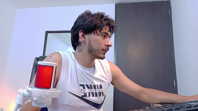 Elian_savoy Show in webcam