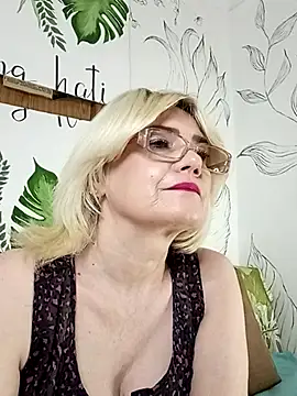 Catty_Lady Adlı Modelin Canlı XXX Sohbeti