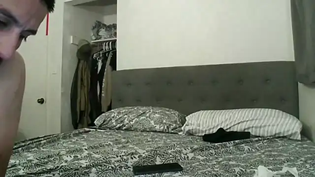 himNIGuys: διαδικτυακό σόου στην κάμερα