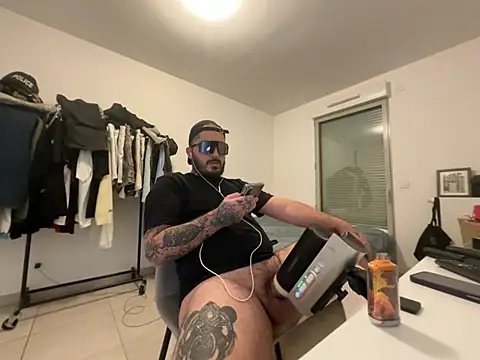 Show modela MrBearTattooX na web-kameri