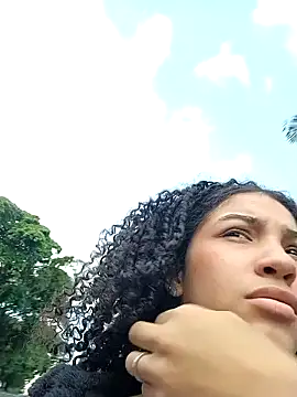 CurlyBitch: διαδικτυακό σόου στην κάμερα